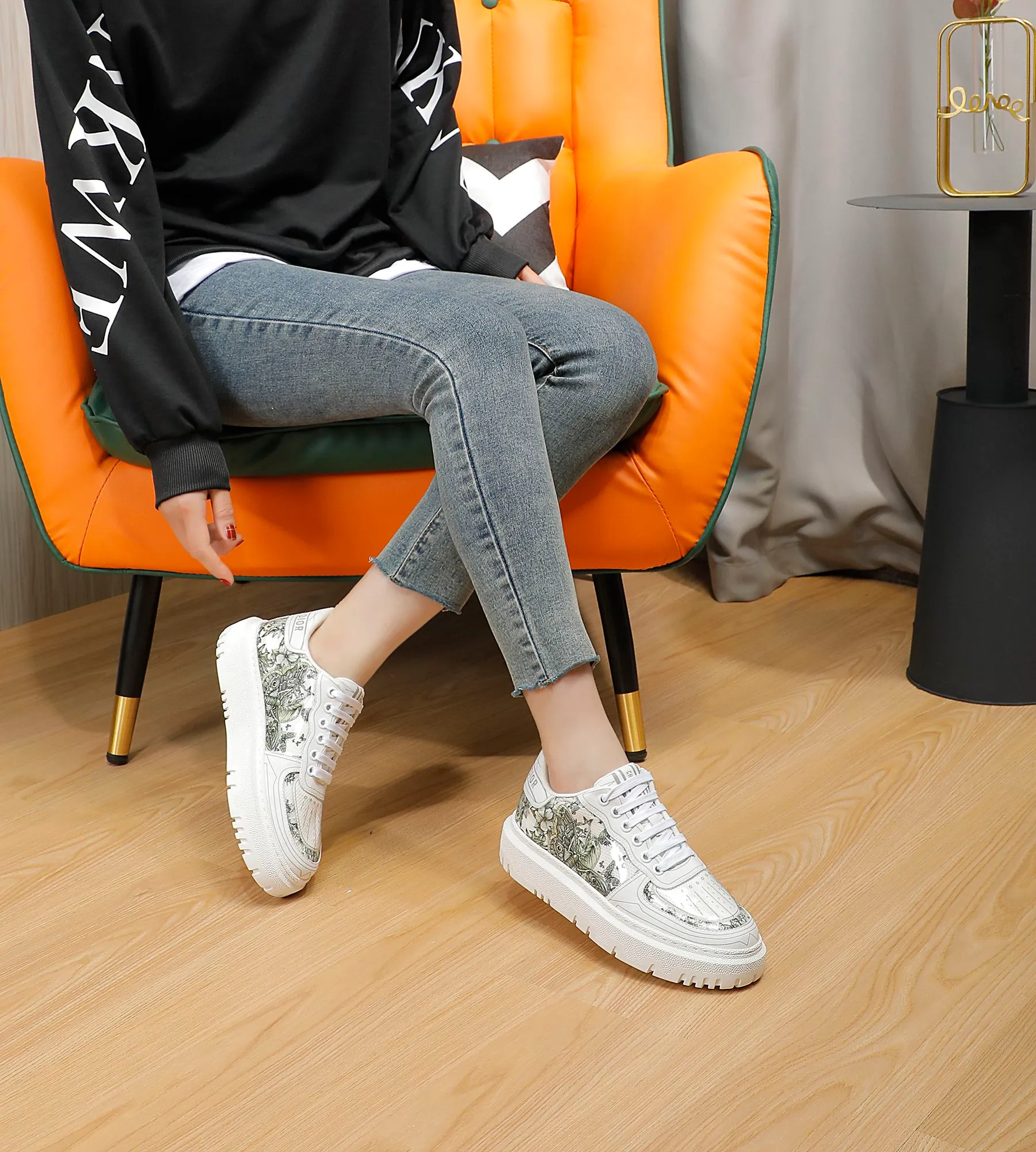 👟👟Ex-factory price 480👟👟 Dior's new casual white shoes, original mold opening, fabric: transparent film 3D printed petal butterfly, mold embossed concave and convex butterfly, laminated hot melt adhesive breathable mesh with first-layer cowhide➕breathable mesh lining. TPU evacuated outsole Injection latex sheepskin feet Color: red, blue, gray Code number 35-40 (41 can be customized)